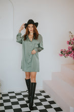 Charger l'image dans la galerie, Chemisier long en satin / sauge