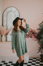 Charger l'image dans la galerie, Chemisier long en satin / sauge