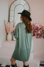 Charger l'image dans la galerie, Chemisier long en satin / sauge