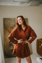 Charger l'image dans la galerie, Chemisier long en satin / rouille