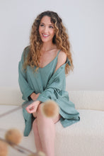 Charger l'image dans la galerie, Chemisier long en satin / sauge