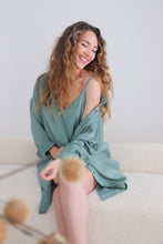 Charger l'image dans la galerie, Chemisier long en satin / sauge